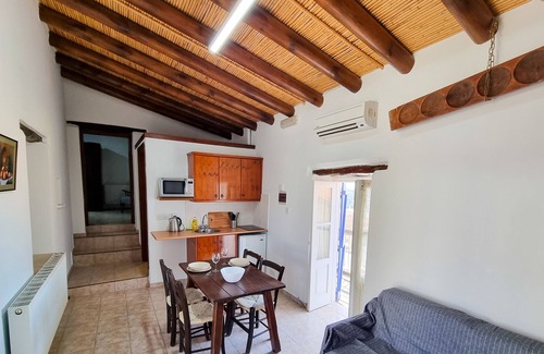 Skarinou Apartment | Poseidon Poolview Apartment