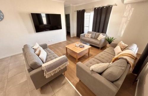 Moonta Bay House | Poseidon's Oasis - Entire Home - Moonta Bay
