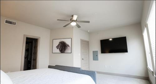 Barker Apartment | Posh and Very Spacious Town House