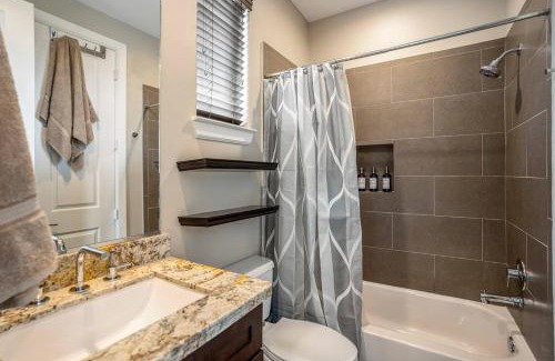 Midtown House | Posh Dtwn/Midtown Home w Stunning Roof-Top Terrace