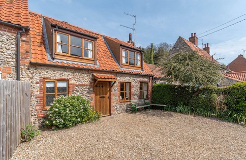 Stiffkey Cottage | Post Box Cottage - a self catering cottage that sleeps 4 guests in 2 bedrooms