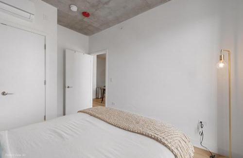 River North Apartment | Post Chicago Getaway Ideal 4BR for Groups