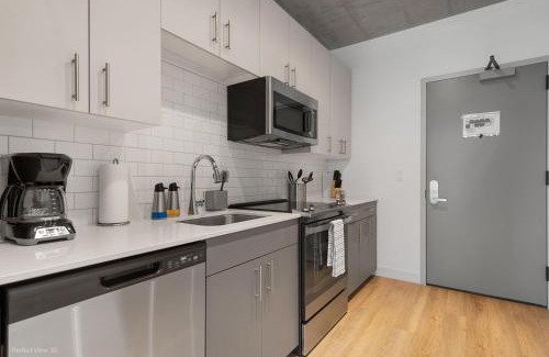River North Apartment | Post Chicago Getaway Ideal 4BR for Groups