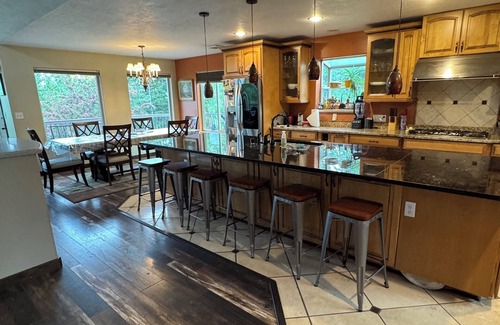 Gateway House | Potential wedding venue. 4-bedroom house. dog friendly. Extra travel trailers.