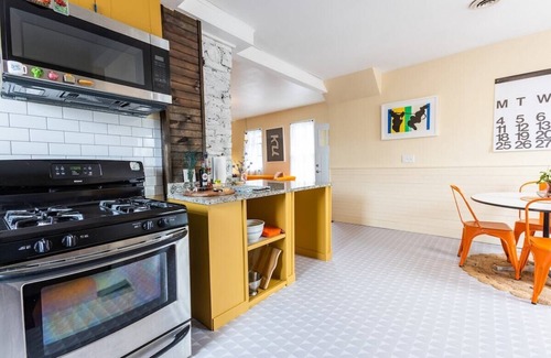 Bay View House | Potter Upper · Bright 1.5BR in the Heart of Bay View - w/Parking