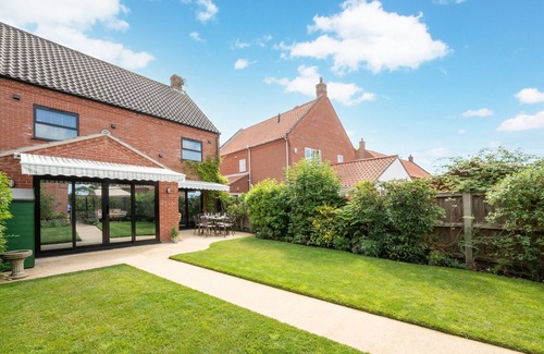 Holt House | Pound Cottage - Three Bedroom House, Sleeps 6