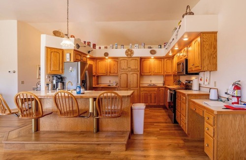 Powell House | Powell Farmstead Retreat- rural setting in town, dog friendly