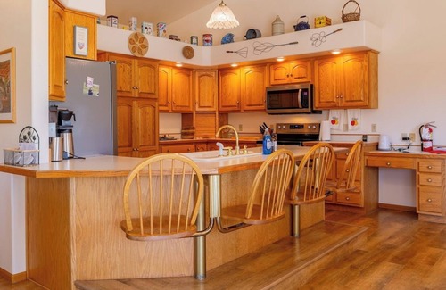 Powell House | Powell Farmstead Retreat- rural setting in town, dog friendly