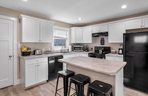 Swannanoa House | Power & Water Working, No Internet or Cell Service, Pet Friendly