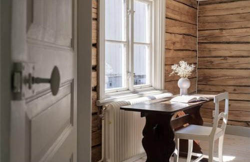 Knivsta Villa | Prästgården i lantlig miljö med fyra sovrum, dusch, kök och vardagsrum