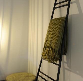 Geel Ski Chalet | Prachtige chalet Wabi Sabi aan het water!