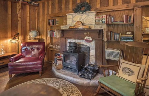 Glen Rose House | Prairie House. River Cabin. Sleeps 8