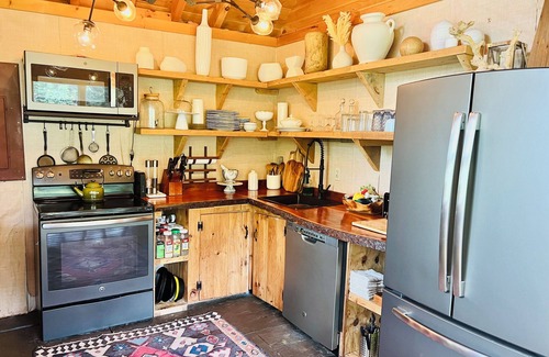 Downsville House | Pravite Cottage in the Woods