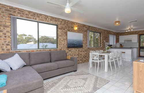 Hawks Nest House | Prelude Penthouse – stroll to the beach