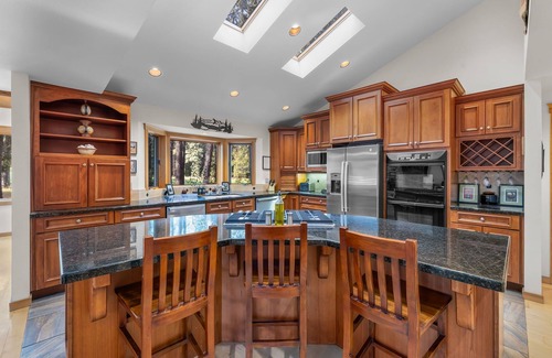 Black Butte Ranch House | Premier Black Butte Golf Course Home w/hot tub and sauna