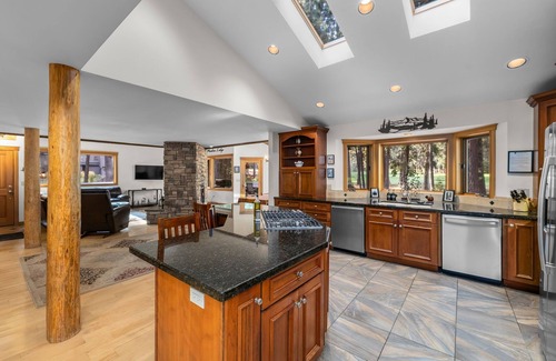 Black Butte Ranch House | Premier Black Butte Golf Course Home w/hot tub and sauna