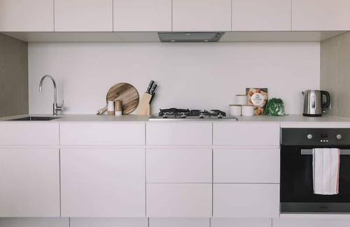West Melbourne Apartment | Premier Harbor View & Parking near Marvel Stadium