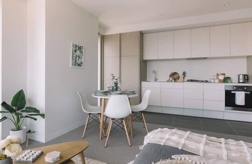 West Melbourne Apartment | Premier Harbor View & Parking near Marvel Stadium