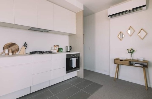 West Melbourne Apartment | Premier Harbor View & Parking near Marvel Stadium