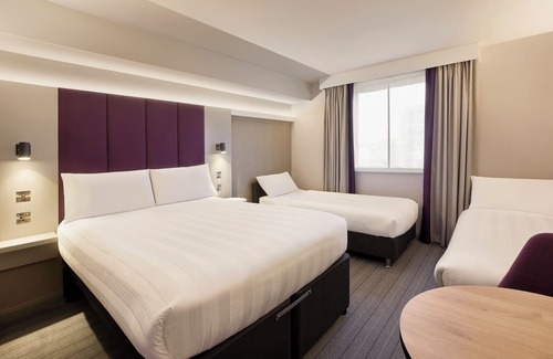 Merton Hotel | Premier Inn London Wimbledon South