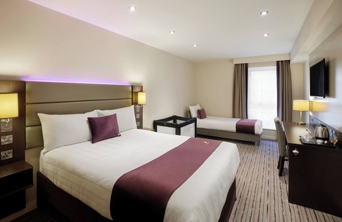 Burghfield Hotel | Premier Inn Reading - Grazeley Green