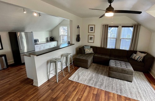 12 South House | PREMIER LOCATION - Walk 1 block to12 South's Bars & Restaurants
