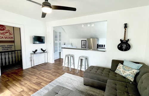 12 South House | PREMIER LOCATION - Walk 1 block to12 South's Bars & Restaurants