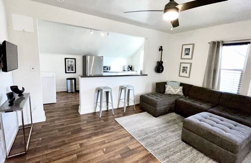 12 South House | PREMIER LOCATION - Walk 1 block to12 South's Bars & Restaurants