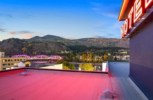 Trail Apartment | Premier Riverside Double King Room - Suite with Kitchen