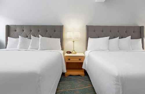 Trail Apartment | Premier Riverside Double King Room - Suite with Kitchen