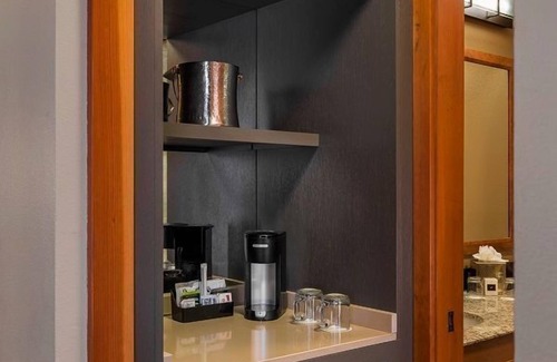 Stevenson Apartment | Premier Room with Luxe Comfort and River Views