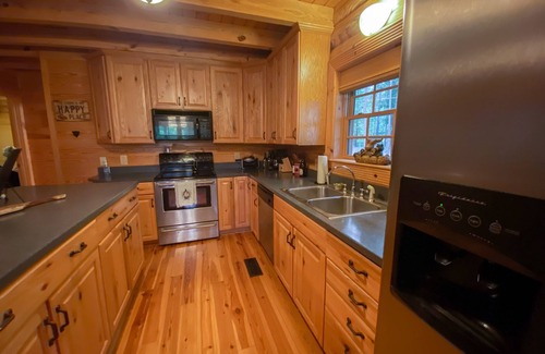 Elrod Cabin | Premiere Family Getaway Cabin Near UA and MSU: Wood Haven Retreat and Farm