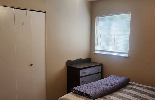 Roselawn Finance House | PremierStay Charming 3-bedroom house in Kenwood