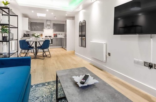 Rushmoor District Apartment | Premium 1 bed 1 bath APT in Aldershot, Parking