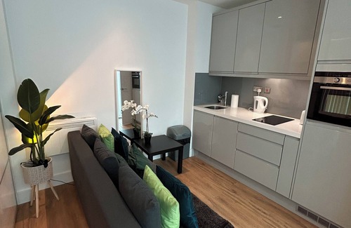 Hanger Hill Apartment | Premium 2 Bed - Near Hanger Lane Station Sky Sport And Movies