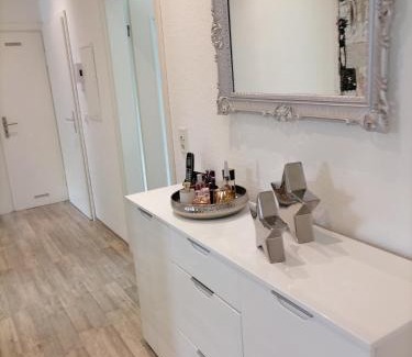 Zweibruecken Apartment | Premium Ferienwohnung "Christine ", Zentrale ruhige Stadtlage 100 QM Ebenerdige Dusche Terasse Kaminofen