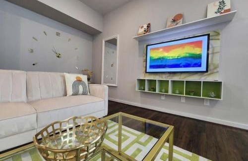 Uptown Apartment | Premium Zen Galleria Townhome Sleeps 8