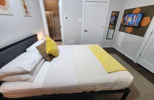 Uptown Apartment | Premium Zen Galleria Townhome Sleeps 8