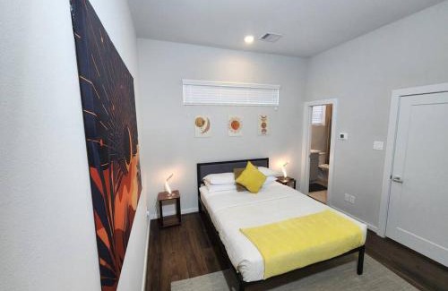 Uptown Apartment | Premium Zen Galleria Townhome Sleeps 8