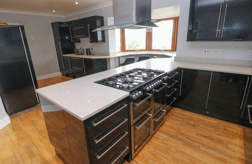 Pembroke Dock Cottage | PRESELI HEIGHTS, family friendly, with pool in Pembroke Dock