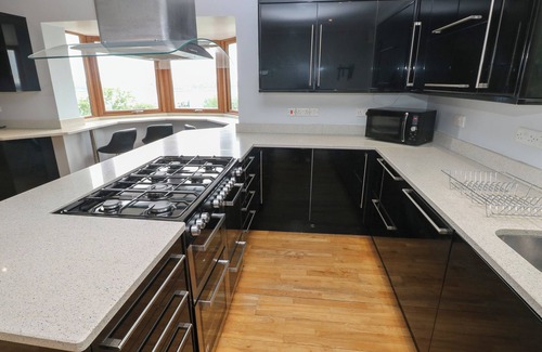 Pembroke Dock Cottage | PRESELI HEIGHTS, family friendly, with pool in Pembroke Dock