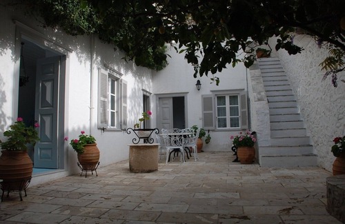 idhra House | Pretty 3 bedroom house in Hydra town close to the port, no steps, pvt courtyard