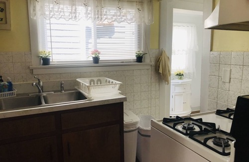 Ocean Grove Apartment | Pretty beach house in the first beach block.three houses to beach!