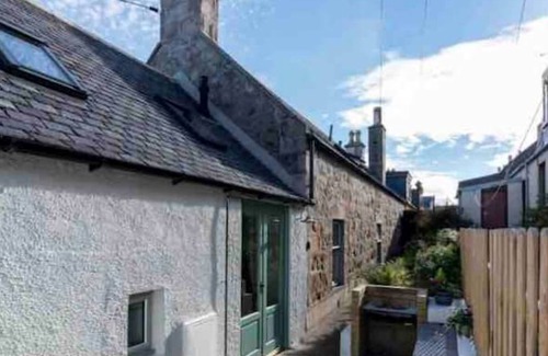 Buckie Cottage | Pretty cottage on Moray coast: walks & whisky