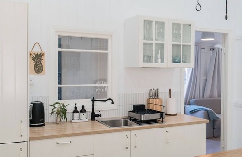 Tenterfield House | Pretty Queenslander with stunning mountain views. Peaceful, private, relaxing!