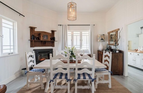 Tenterfield House | Pretty Queenslander with stunning mountain views. Peaceful, private, relaxing!