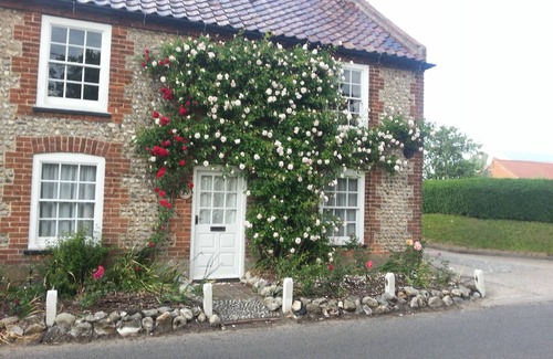 Langham Cottage | Pretty traditional brick and flint dog friendly country cottage 2 miles Blakeney
