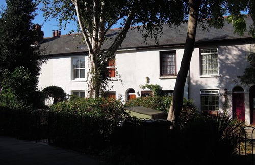 Southsea Cottage | Pretty Victorian cottage (1860) in a charming setting, 15 min walk from seafront