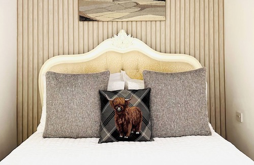 Mapplewell House | Priest Royd Nook - Beautiful Private Bedroom, Lounge & En-suite