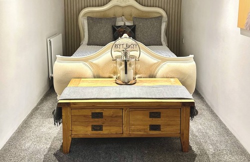Mapplewell House | Priest Royd Nook - Beautiful Private Bedroom, Lounge & En-suite